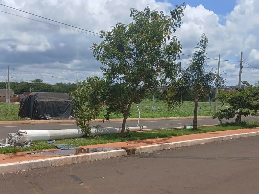 Imagem colisao uno poste 2